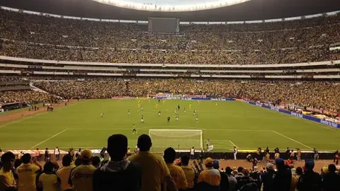 莱万荣获年度最佳前锋大奖